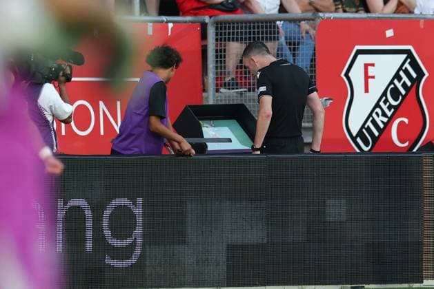 UTRECHT , 14-08-2025 , stadium Galgenwaard , season 2025 2026 , UEFA Europa League football , Third qualifying round 2nd leg , match between FC Utrecht and Servette , picture shows referee Chris Kavanagh VAR check Utrecht - Servette  x30499631x Copyright:
