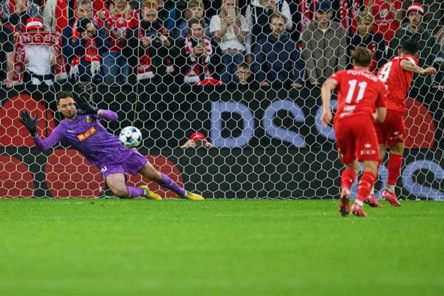 250814 Goalkeeper Etrit Berisha of Häcken during the UEFA Europa League third qualifying round football match between Brann and Häcken on August 14, 2025 in Bergen Photo Carl Sandin BILDBYRAN kod CS CS0753 fotboll football soccer fotball uefa europa league europa league brann häcken bbeng  Copyright: CARLxSANDIN BB250814CS113