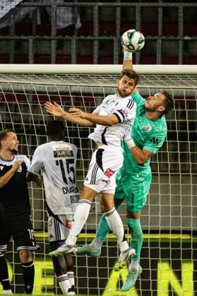 SOCCER - UEFA EL, WAC vs PAOK KLAGENFURT,AUSTRIA,14.AUG.25 - SOCCER - UEFA Europa League, qualification, Wolfsberger AC vs PAOK Thessaloniki. Image shows Dominik Baumgartner (WAC) and Jiri Pavlenka (PAOK).  GEPAxpictures xMatthiasxTrinkl