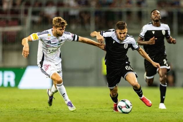 SOCCER - UEFA EL, WAC vs PAOK KLAGENFURT,AUSTRIA,14.AUG.25 - SOCCER - UEFA Europa League, qualification, Wolfsberger AC vs PAOK Thessaloniki. Image shows Dominik Baumgartner (WAC) and Giannis Konstantelias (PAOK).  GEPAxpictures xMatthiasxTrinkl