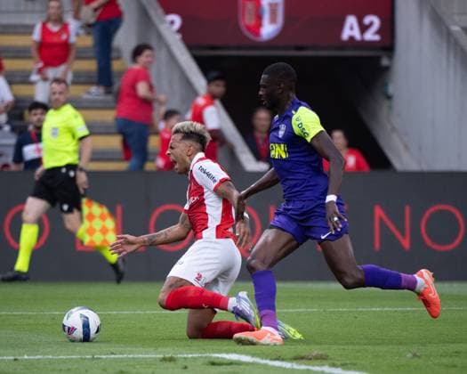 August 14, 2025, Braga, Braga, Portugal: RODRIGO ZALAZAR from SC Braga seen suffering a penalty during the UEFA Europe League 2025 26 Playoff round match between SC Braga and CFR Cluj at Estadio Municipal de Braga on August 14, 2025 in Braga, Portugal. Braga Portugal - ZUMAl192 20250814_zsp_l192_018 Copyright: xMiguelxLemosx