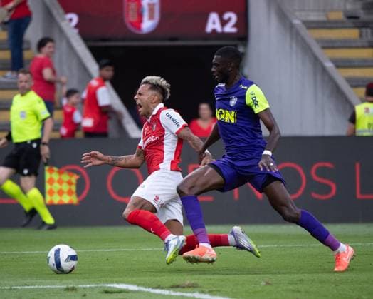 August 14, 2025, Braga, Braga, Portugal: RODRIGO ZALAZAR from SC Braga seen suffering a penalty during the UEFA Europe League 2025 26 Playoff round match between SC Braga and CFR Cluj at Estadio Municipal de Braga on August 14, 2025 in Braga, Portugal. Braga Portugal - ZUMAl192 20250814_zsp_l192_024 Copyright: xMiguelxLemosx