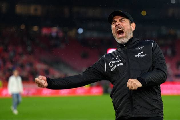 250814 Coach Freyr Alexandersson of Brann celebrates after the UEFA Europa League third qualifying round football match between Brann and Häcken on August 14, 2025 in Bergen Photo Carl Sandin BILDBYRAN kod CS CS0753 fotboll football soccer fotball uefa europa league europa league brann häcken bbeng jubel  Copyright: CARLxSANDIN BB250814CS132