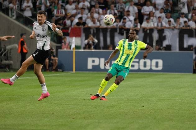 Legia Warszawa - AEK Larnaka 14.08.2025 football, Warsaw, UEFA Europa League qualifiers third qualifying round , game Legia Warszawa - AEK Larnaka (pilka nozna eliminacje Liga Europy, 3 trzecia runda , Legia Warszawa - AEK Larnaka) image shows: Pawel Wszolek (L) Godswill Ekpolo (R) photo Katarzyna Plewczynska Fotostyk Copyright: xKatarzynaxPlewczynska Fotostykx 20250814FCTKP073