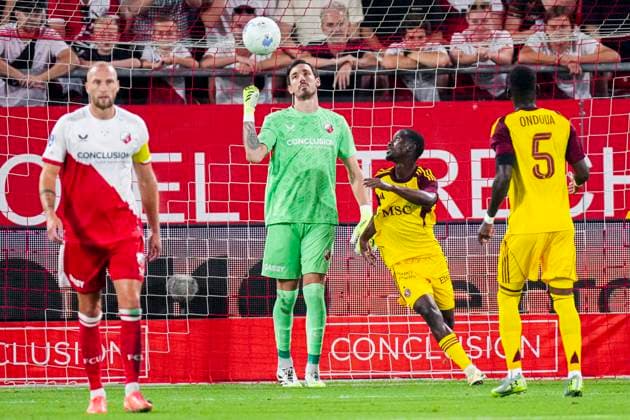2025-08-14 FC Utrecht v Servette FC - UEFA Europa League 2025 26 Third Qualifying Round Second Leg UTRECHT, NETHERLANDS - AUGUST 14: Ablie Jallow of Servette FC after scoring his teams first goal, Goalkeeper Vasilis Barkas of FC Utrecht looks dejected after conceding his sides first goal during the UEFA Europa League 2025 26 Third Qualifying Round Second Leg match between FC Utrecht and Servette FC at Stadion Galgenwaard on August 14, 2025 in Utrecht, Netherlands. Utrecht Stadion Galgenwaard Netherlands Content not available for redistribution in The Netherlands directly or indirectly through any third parties. Copyright: xJorisxVerwijstx