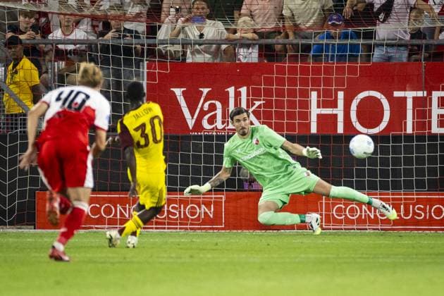 UTRECHT - Ablie Jallow of Servette FC scores the 2-1 penalty during the third qualifying round UEFA Europa League match between FC Utrecht and Servette FC at the Galgenwaard Stadium on August 14, 2025, in Utrecht, Netherlands. ANP KOEN VAN WEEL UEFA Europa League 2025-2026 xVIxANPxSportx xxANPxIVx 533395941 originalFilename: 533395941.jpg