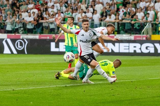 Legia Warszawa - AEK Larnaka 14.08.2025 football, Warsaw, UEFA Europa League qualifiers third qualifying round , game Legia Warszawa - AEK Larnaka (pilka nozna eliminacje Liga Europy, 3 trzecia runda , Legia Warszawa - AEK Larnaka) image shows: Ruben Vinagre (L) Karol Angielski (bottom) photo Katarzyna Plewczynska Fotostyk Copyright: xKatarzynaxPlewczynska Fotostykx 20250814FCTKP248
