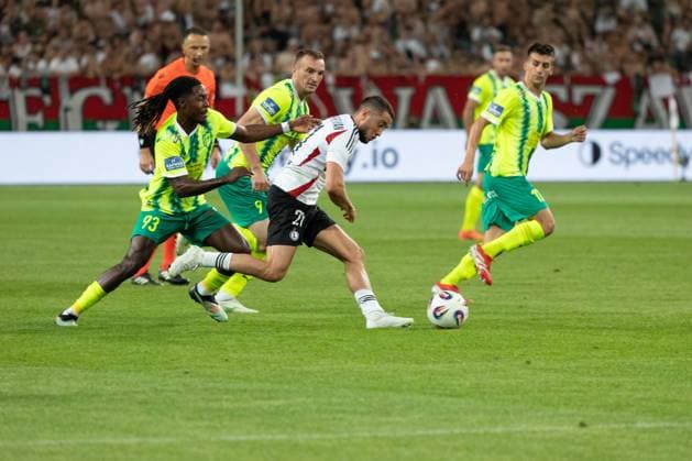 Legia Warszawa - AEK Larnaka 14.08.2025 football, Warsaw, UEFA Europa League qualifiers third qualifying round , game Legia Warszawa - AEK Larnaka (pilka nozna eliminacje Liga Europy, 3 trzecia runda , Legia Warszawa - AEK Larnaka) image shows:Jeremie Gnali (L) Vahan Bichakhchyan Wahan Biczachczjan (C) photo Katarzyna Plewczynska Fotostyk Copyright: xKatarzynaxPlewczynska Fotostykx 20250814FCTKP252