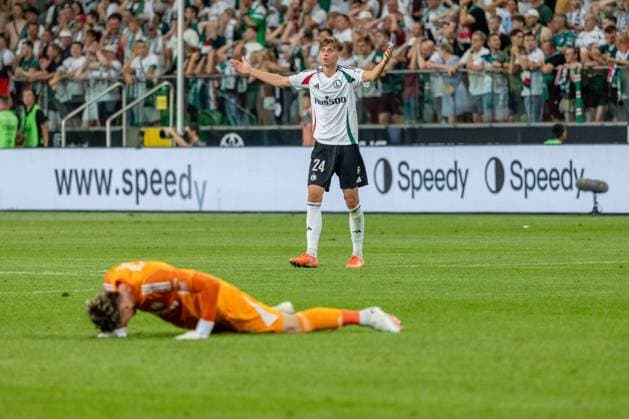 Legia Warszawa - AEK Larnaka 14.08.2025 football, Warsaw, UEFA Europa League qualifiers third qualifying round , game Legia Warszawa - AEK Larnaka (pilka nozna eliminacje Liga Europy, 3 trzecia runda , Legia Warszawa - AEK Larnaka) image shows: Kacper Tobiasz (L) Jan Ziolkowski (R) photo Katarzyna Plewczynska Fotostyk Copyright: xKatarzynaxPlewczynska Fotostykx 20250814FCTKP310