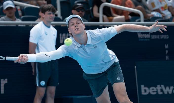August 14, 2025: Felix Auger-Aliassime (CAN) loses to Jannik Sinner (ITA) 6-0, 6-2, 6-4, 6-4 at the Cincinnati Open being played at Lindner Family Tennis Center in Mason, Ohio, {USA} Ã‚ Tennisclix Cal Media Mason USA - ZUMAc04_ 20250814_zma_c04_028 Copyright: xLesliexBillmanx