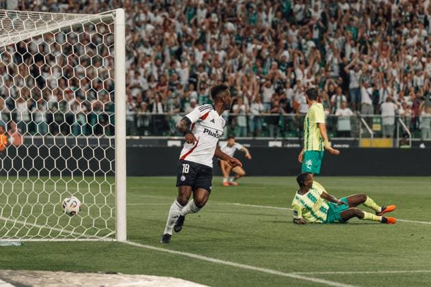 Legia Warszawa v AEK Larnaka - UEFA Europa League Jean-Pierre Nsame celebrates a goal during the third qualifying round match between Legia Warszawa and AEK Larnaka at Marshal Jozef Pilsudski Legia Warsaw Municipal Stadium in Warsaw, Poland, on August 14, 2025. Warsaw Poland  Copyright: xMarekxAntonixIwaÅ czukx originalFilename:iwanczuk-uefaeuro250814_nppox.jpg