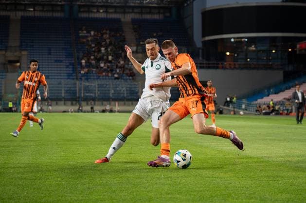 Shakhtar Donetsk v Panathinaikos - UEFA Europa League. Oleh Ocheretko and Giannis Kotsiras play during the game between FC Shakhtar Donetsk and Panathinaikos F.C. in Krakow, Poland, on August 14, 2025, in the UEFA Europa League third qualifying round, second leg match at Henryk Reyman Municipal Stadium. Krakow Poland  Copyright: xMarcinxGolbax originalFilename:golba-shakhtar250814_npaJm.jpg
