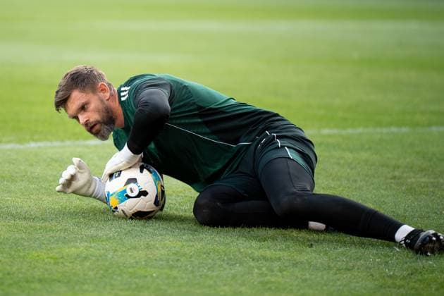 Shakhtar Donetsk v Panathinaikos - UEFA Europa League. Bartlomiej Dragowski warms up before the game between FC Shakhtar Donetsk and Panathinaikos F.C. in Krakow, Poland, on August 14, 2025, during the UEFA Europa League third qualifying round, second leg match at Henryk Reyman Municipal Stadium. Krakow Poland  Copyright: xMarcinxGolbax originalFilename:golba-shakhtar250814_npHEB.jpg