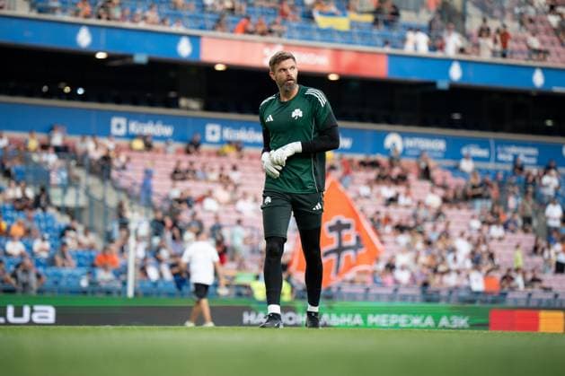Shakhtar Donetsk v Panathinaikos - UEFA Europa League. Bartlomiej Dragowski warms up before the game between FC Shakhtar Donetsk and Panathinaikos F.C. in Krakow, Poland, on August 14, 2025, during the UEFA Europa League third qualifying round, second leg match at Henryk Reyman Municipal Stadium. Krakow Poland  Copyright: xMarcinxGolbax originalFilename:golba-shakhtar250814_npPtx.jpg