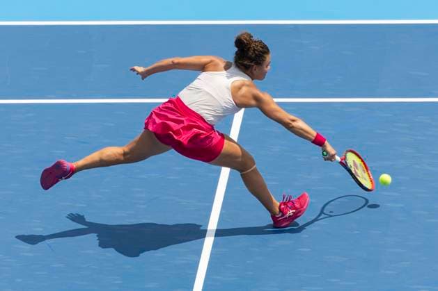 August 14, 2025, Mason, Ohio, USA: Mason, Ohio; Cincinnati Open Tennis Tournament - 2025 08 14 - Jasmine Paolini plays a ball against opponent Barbora Krejcikova. - ZUMAPress Mason USA - ZUMAn24_ 20250814_zaf_n24_090 Copyright: xWallyxNellx