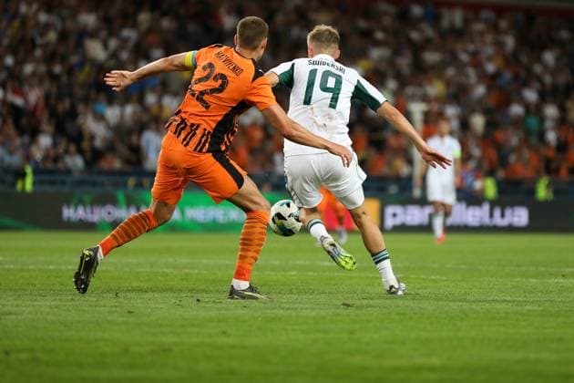 Shakhtar-Panathinaikos Match In Krakow Karol Swiderski from Panathinaikos (white) is in action, challenged by Mykola Matwijenko from Shakhtar Donetsk (orange) during the Shakhtar Donetsk vs. Panathinaikos match in the UEFA Europa League Third Qualifying Round at the H. Reyman Municipal Stadium in Krakow, Poland, on August 14, 2025. Krakow Poland  Copyright: xKlaudiaxRadeckax originalFilename:radecka-shakhtar250814_npv0C.jpg
