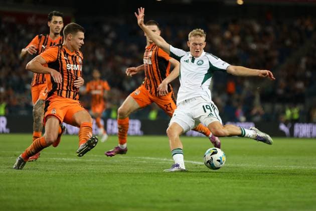 Shakhtar-Panathinaikos Match In Krakow Karol Swiderski from Panathinaikos (white) is in action, challenged by Mykola Matwijenko from Shakhtar Donetsk (orange) during the Shakhtar Donetsk vs. Panathinaikos match in the UEFA Europa League Third Qualifying Round at the H. Reyman Municipal Stadium in Krakow, Poland, on August 14, 2025. Krakow Poland  Copyright: xKlaudiaxRadeckax originalFilename:radecka-shakhtar250814_npx6i.jpg