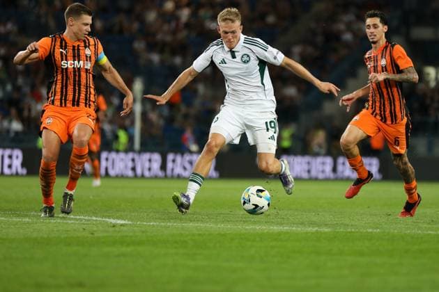 Shakhtar-Panathinaikos Match In Krakow Karol Swiderski from Panathinaikos (white) is in action, challenged by Mykola Matwijenko from Shakhtar Donetsk (orange) during the Shakhtar Donetsk vs. Panathinaikos match in the UEFA Europa League Third Qualifying Round at the H. Reyman Municipal Stadium in Krakow, Poland, on August 14, 2025. Krakow Poland  Copyright: xKlaudiaxRadeckax originalFilename:radecka-shakhtar250814_npZis.jpg
