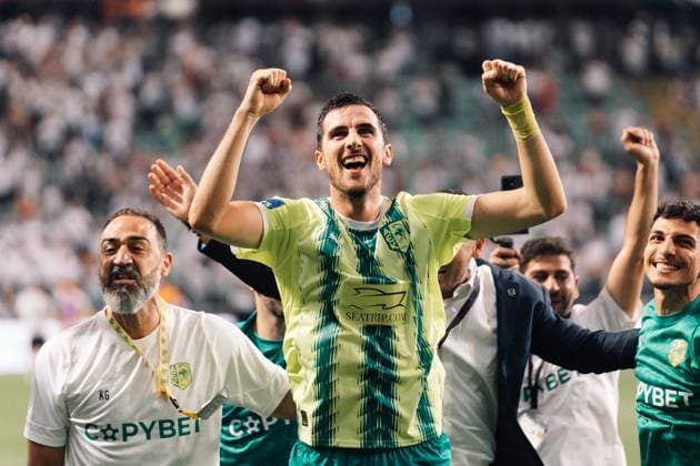 Legia Warszawa v AEK Larnaka - UEFA Europa League Hrvoje Milicevic of AEK Larnaka celebrates his team s victory during the 3rd qualifying round match between Legia Warszawa and AEK Larnaka at Marshal Jozef Pilsudski Legia Warszawa Municipal Stadium in Warsaw, Poland, on August 14, 2025. Warsaw Poland  Copyright: xMarekxAntonixIwaÅ czukx originalFilename:iwanczuk-uefaeuro250814_npskX.jpg