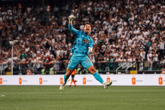 Legia Warszawa v AEK Larnaka - UEFA Europa League Zlatan Alomerovic of AEK Larnaka celebrates his team s victory during the 3rd qualifying round match between Legia Warszawa and AEK Larnaka at Marshal Jozef Pilsudski Legia Warszawa Municipal Stadium in Warsaw, Poland, on August 14, 2025. Warsaw Poland  Copyright: xMarekxAntonixIwaÅ czukx originalFilename:iwanczuk-uefaeuro250814_np2W1.jpg
