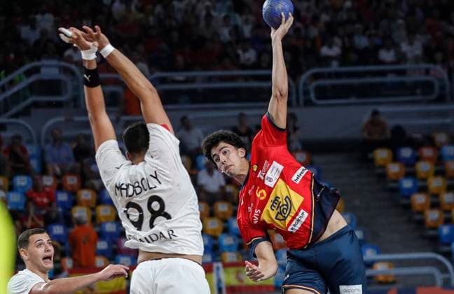 (250815) -- CAIRO, Aug. 15, 2025 -- Miguel Angel Martin Duque (R) of Spain shoots during the quarterfinal handball match between Spain and Egypt at the 11th IHF Men s Youth World Championship, WM, Weltmeisterschaft 2025 in Cairo, Egypt, on Aug. 14, 2025. ) (SP)EGYPT-CAIRO-HANDBALL-MEN S YOUTH WORLD CHAMPIONSHIP-QUARTERFINAL-SPAIN VS EGYPT AhmedxGomaa 