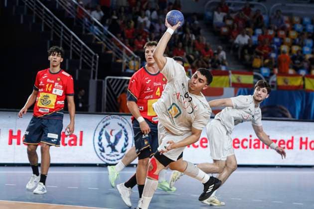 (250815) -- CAIRO, Aug. 15, 2025 -- Mohamed Shalaby (2nd R) of Egypt shoots during the quarterfinal handball match between Spain and Egypt at the 11th IHF Men s Youth World Championship, WM, Weltmeisterschaft 2025 in Cairo, Egypt, on Aug. 14, 2025. ) (SP)EGYPT-CAIRO-HANDBALL-MEN S YOUTH WORLD CHAMPIONSHIP-QUARTERFINAL-SPAIN VS EGYPT AhmedxGomaa 