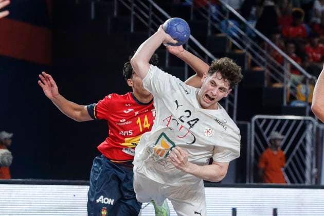 (250815) -- CAIRO, Aug. 15, 2025 -- Youssef Laoloua (front) of Egypt shoots during the quarterfinal handball match between Spain and Egypt at the 11th IHF Men s Youth World Championship, WM, Weltmeisterschaft 2025 in Cairo, Egypt, on Aug. 14, 2025. ) (SP)EGYPT-CAIRO-HANDBALL-MEN S YOUTH WORLD CHAMPIONSHIP-QUARTERFINAL-SPAIN VS EGYPT AhmedxGomaa 