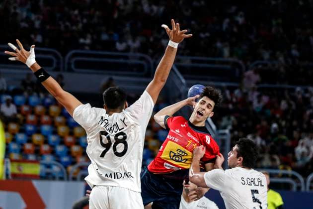 (250815) -- CAIRO, Aug. 15, 2025 -- Anselmo Collado Carrion (C) of Spain shoots during the quarterfinal handball match between Spain and Egypt at the 11th IHF Men s Youth World Championship, WM, Weltmeisterschaft 2025 in Cairo, Egypt, on Aug. 14, 2025. ) (SP)EGYPT-CAIRO-HANDBALL-MEN S YOUTH WORLD CHAMPIONSHIP-QUARTERFINAL-SPAIN VS EGYPT AhmedxGomaa 