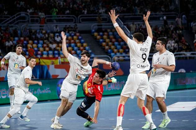 (250815) -- CAIRO, Aug. 15, 2025 -- Quim Rocas Perez (C) of Spain shoots during the quarterfinal handball match between Spain and Egypt at the 11th IHF Men s Youth World Championship, WM, Weltmeisterschaft 2025 in Cairo, Egypt, on Aug. 14, 2025. ) (SP)EGYPT-CAIRO-HANDBALL-MEN S YOUTH WORLD CHAMPIONSHIP-QUARTERFINAL-SPAIN VS EGYPT AhmedxGomaa 