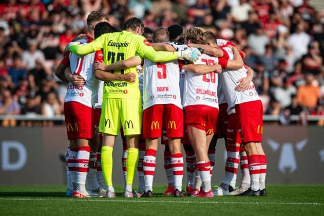 FC Midtjylland v Fredrikstad, UEFA Europa League qualification, Herning, Denmark Herning, Denmark. 14th, August 2025. The players of Fredrikstad unite in a huddle during the UEFA Europa League qualification match between FC Midtjylland and Fredrikstad at MCH Arena in Herning. Denmark, Herning  Copyright: xGonzalesxPhoto MortenxKjaerx