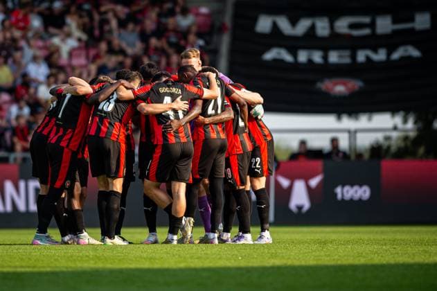 FC Midtjylland v Fredrikstad, UEFA Europa League qualification, Herning, Denmark Herning, Denmark. 14th, August 2025. The player of FC Midtjylland unite in a huddle during the UEFA Europa League qualification match between FC Midtjylland and Fredrikstad at MCH Arena in Herning. Denmark, Herning  Copyright: xGonzalesxPhoto MortenxKjaerx