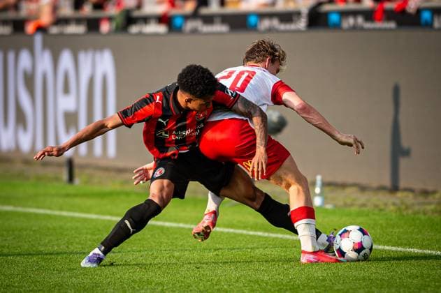 FC Midtjylland v Fredrikstad, UEFA Europa League qualification, Herning, Denmark Herning, Denmark. 14th, August 2025. Paulinho (29) of FC Midtjylland and Oskar Ohlenschlaeger (20) of Fredrikstad seen during the UEFA Europa League qualification match between FC Midtjylland and Fredrikstad at MCH Arena in Herning. Denmark, Herning  Copyright: xGonzalesxPhoto MortenxKjaerx