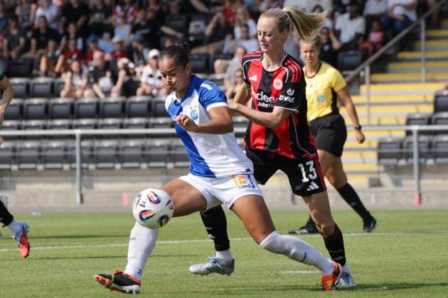 15 08 2025, xgrfx, Soccer Test Match , Eintracht Frankfurt Women Grasshopper Club Zurich v l Kayla McKenna Grasshopper Club Zurich , Amanda Ilestedt Eintracht Frankfurt DFL DFB REGULATIONS PROHIBIT ANY USE OF PHOTOGRAPHS as IMAGE SEQUENCES and or QUASI VIDEO Stadion am Brentanobad