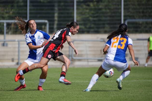 15 08 2025, xgrfx, Soccer Test Match , Eintracht Frankfurt Women Grasshopper Club Zurich v l Geraldine Reuteler Eintracht Frankfurt , Noemie Portier Grasshopper Club Zurich DFL DFB REGULATIONS PROHIBIT ANY USE OF PHOTOGRAPHS as IMAGE SEQUENCES and or QUASI VIDEO Stadion am Brentanobad