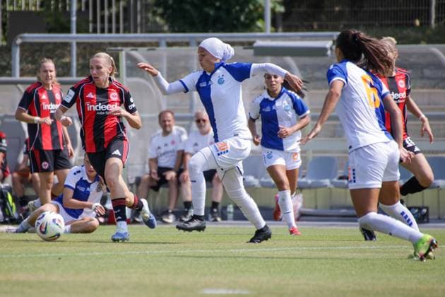 15 08 2025, xgrfx, Soccer Test Match , Eintracht Frankfurt Women Grasshopper Club Zurich v l Elisa Senß Eintracht Frankfurt , Janina Egli Grasshopper Club Zurich DFL DFB REGULATIONS PROHIBIT ANY USE OF PHOTOGRAPHS as IMAGE SEQUENCES and or QUASI VIDEO Stadion am Brentanobad