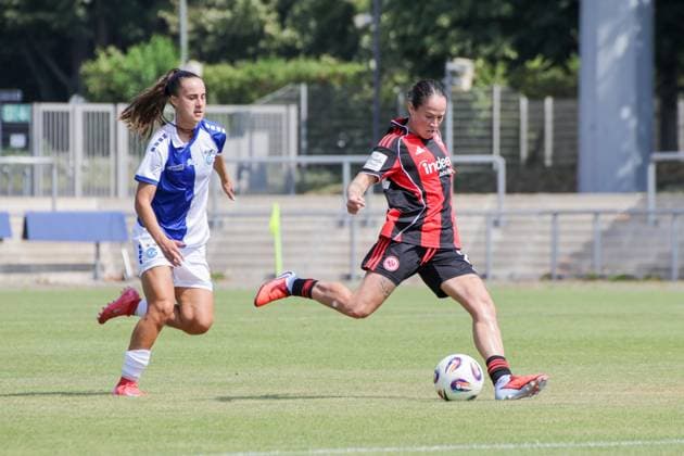 15 08 2025, xgrfx, Soccer Test Match , Eintracht Frankfurt Women Grasshopper Club Zurich v l Geraldine Reuteler Eintracht Frankfurt DFL DFB REGULATIONS PROHIBIT ANY USE OF PHOTOGRAPHS as IMAGE SEQUENCES and or QUASI VIDEO Stadion am Brentanobad