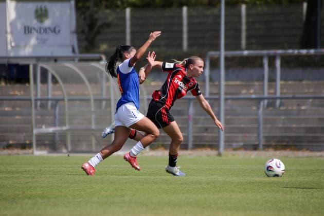 15 08 2025, xgrfx, Soccer Test Match , Eintracht Frankfurt Women Grasshopper Club Zurich v l Sarah Steinmann Grasshopper Club Zurich , Elisa Senß Eintracht Frankfurt DFL DFB REGULATIONS PROHIBIT ANY USE OF PHOTOGRAPHS as IMAGE SEQUENCES and or QUASI VIDEO Stadion am Brentanobad