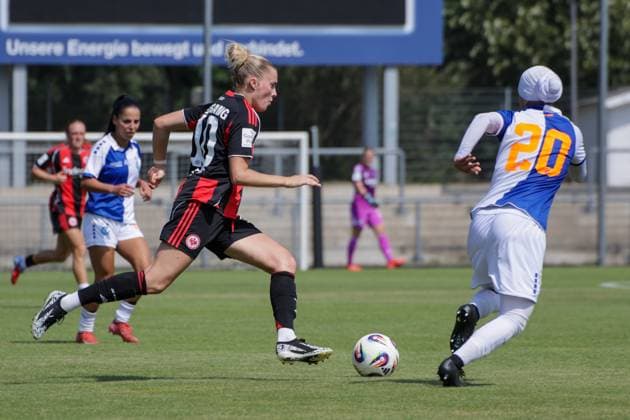 15 08 2025, xgrfx, Soccer Test Match , Eintracht Frankfurt Women Grasshopper Club Zurich v l Laura Freigang Eintracht Frankfurt , Janina Egli Grasshopper Club Zurich DFL DFB REGULATIONS PROHIBIT ANY USE OF PHOTOGRAPHS as IMAGE SEQUENCES and or QUASI VIDEO Stadion am Brentanobad