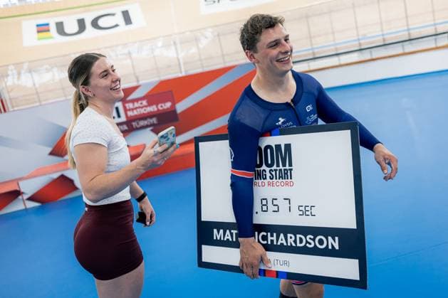 Men Elite 200m Flying Start Record Attempt Picture by Alex Whitehead SWpix.com - 15 08 2025 - Track cycling, Rad, Radsport, Bahnrad, Bahn - Men Elite 200m Flying Start Record Attempt - Konya Velodrome, Konya, Türkiye - Matthew Richardson of Great Britain celebrates with girlfriend Emma Finucane after setting a world record breaking time of 8.857sec in the UCI Men Elite 200m Flying Start record attempt, bettering the world record he set 24 hours earlier. Konya Konya Velodrome Turkey Copyright: x xSWpix.comx(t axPhotographyxHubxLtd)xAlexxWhitehead SWpix.comx SWP-3030-0676