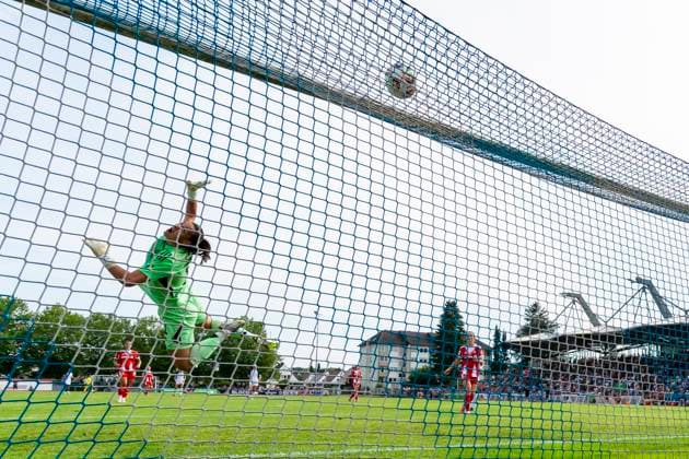 Ball flies over the goal of Maria Grohs 1, TW, FC Bayern Muenchen from behind the goal camera DEU, FC Bayern Muenchen Frauen vs FC Zuerich Frauen, Fußball, Vorbereitung, Saison 2025 26,15 08 2025, DEU, FC Bayern Muenchen Frauen vs FC Zuerich Frauen, Fußball, Vorbereitung, Saison 2025 26,15 08 2025 Friedrichshafen Copyright: xEibner-Pressefoto FlorianxWolfx EP_FWF