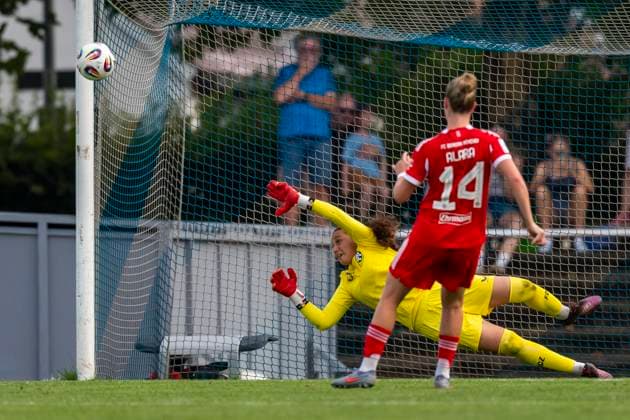 Penalty kick by Alara Sehitler 14, FC Bayern Muenchen to the post by Yasmina Ammar 12, TW, FC Zuerich DEU, FC Bayern Muenchen Women vs FC Zuerich Women, Soccer, Preparation, Season 2025 26.15 08 2025, DEU, FC Bayern Muenchen Women vs FC Zuerich Women, Soccer, Preparation, Season 2025 26.15 08 2025 Friedrichshafen Copyright: xEibner-Pressefoto FlorianxWolfx EP_FWF