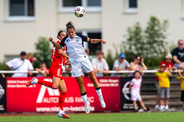 Header duel between Naomi Megroz 5, FC Zuerich and Arianna Caruso 27, FC Bayern Muenchen DEU, FC Bayern Muenchen Women vs FC Zuerich Women, Football, Preparation, Season 2025 26.15 08 2025, DEU, FC Bayern Muenchen Women vs FC Zuerich Women, Football, Preparation, Season 2025 26.15 08 2025 Friedrichshafen Copyright: xEibner-Pressefoto FlorianxWolfx EP_FWF