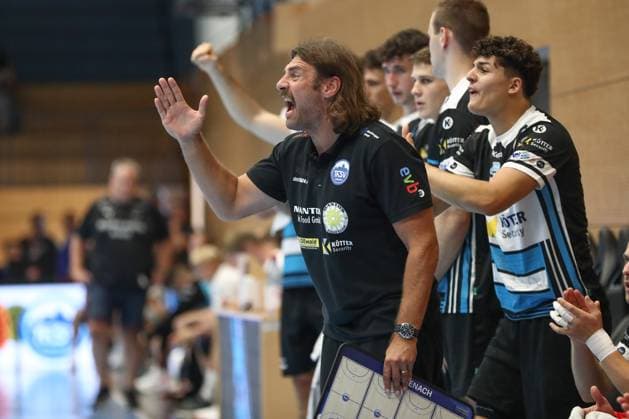 15 08 2025, xgox, Handball Wartburg Cup ThSV Eisenach Skanderborg Handbold emspor, f l Sebastian Hinze Eisenach, coach gives instructions, gesticulates with arms, gesticulate, gives instructions Eisenach