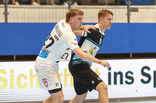 15 08 2025, xgox, Handball Wartburg Cup ThSV Eisenach Skanderborg Handbold emspor, v l Andreas Sogaard Skanderborg, 27 , Oskar Joelsson Eisenach, 3 duel, duel, fight, tackle Eisenach