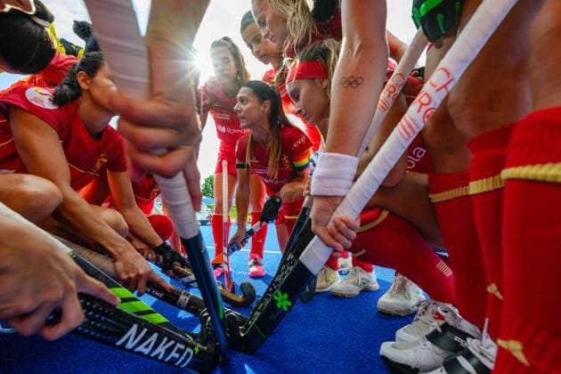 MÖNCHENGLADBACH, 15-08-2025, SparkassenPark Mönchengladbach, EuroHockey Championship Women, Season 2024-2025. Xantal Gine doing a huddle before the game Netherlands - Spain (women). Netherlands - Spain (women)  x30509493x Copyright: