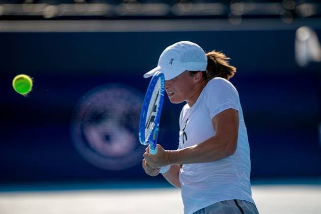 Cincinnati Open Quarterfinals: Iga Åöwiatek Morning Practice Session Iga Swiatek is seen on Center Court during her morning practice session prior to her quarterfinals match at the Cincinnati Open in Mason, Ohio, on August 15, 2025. Mason United States  Copyright: xJasonxWhitmanx originalFilename:whitman-cincinna250815_npnRF.jpg