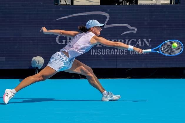 August 15, 2025, Mason, Ohio, U.S: Iga Swiatek (POL) hits a backhand shot during FridayÃ¢â‚¬â ¢s quarterfinal round of the Cincinnati Open at the Lindner Family Tennis Center, Mason, Oh. Mason U.S - ZUMAs304 20250815_zaf_s304_007 Copyright: xScottxStuartx