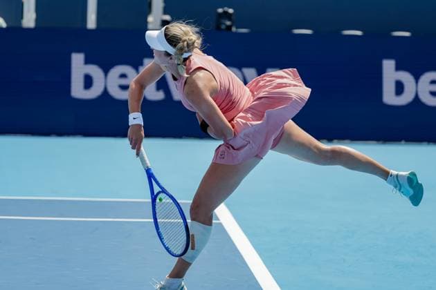 August 15, 2025, Mason, Ohio, U.S: Anna Kalinskaya serves during FridayÃ¢â‚¬â ¢s quarterfinal round of the Cincinnati Open at the Lindner Family Tennis Center, Mason, Oh. Mason U.S - ZUMAs304 20250815_zaf_s304_032 Copyright: xScottxStuartx