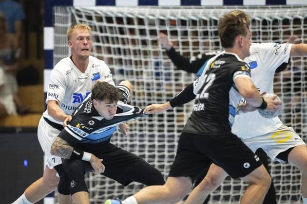 HANDBALL WARTBURG CUP 2025 THSV EISENACH SKANDERBORG HANDBOLD FOR EDITORIAL PURPOSES ONLY p 15 08 2025 Eisenach Handball Wartburg Cup 2025 Werner Assmann Halle ThSV Eisenach Skanderborg Handbold in photo Justin Kurch 52 ThSV Eisenach is held by Christoffer Dreyer 7 Skanderborg Aarhus Handbold Germany Thuringia Eisenach Copyright SaschaxFromm Copyright: SaschaxFromm doc81yo6ikxksh1e3uyucgi ,EDITORIAL USE ONLY Copyright: SaschaxFromm