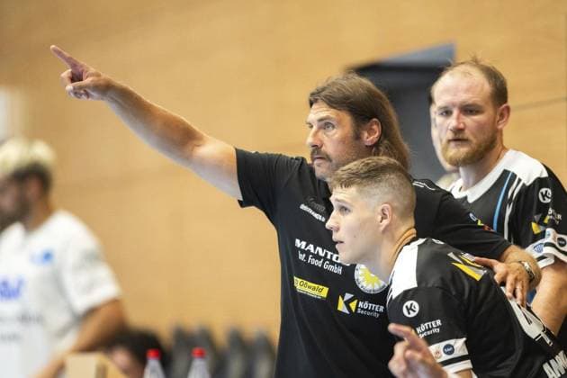 HANDBALL WARTBURG CUP 2025 THSV EISENACH SKANDERBORG HANDBOLD FOR EDITORIAL PURPOSES ONLY p 15 08 2025 Eisenach Handball Wartburg Cup 2025 Werner Assmann Halle ThSV Eisenach Skanderborg Handbold in photo Coach Sebastian Hinze ThSV Eisenach Germany Thuringia Eisenach Copyright SaschaxFromm Copyright: SaschaxFromm doc81yo6ipwqtzta4cbotr ,EDITORIAL USE ONLY Copyright: SaschaxFromm